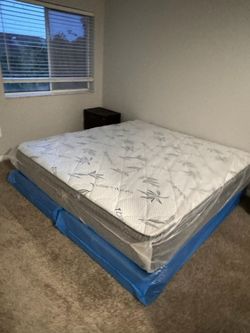 NEW KING PILLOW MATTRESS SET AND BOX SPRING-2pcs