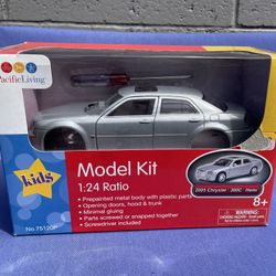 Pacific Living/Motor Max 2005 Chrysler 300C Hemi Model Kit Pepainted Metal Body