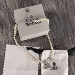 Vivienne Westwood Lucrece pearl necklace in Silver