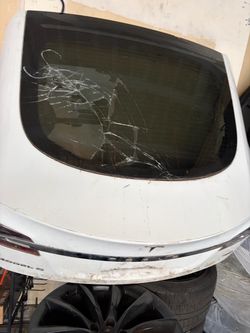 Tesla model s White Tailgate with Broken Glass