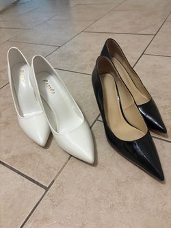 Black pumps/ White pumps