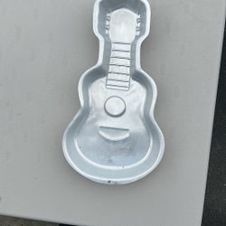 Wilton Guitar Cake