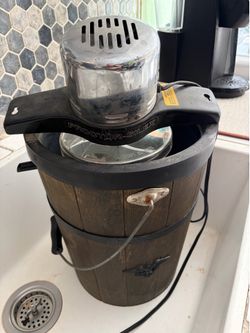 Proctor-silex 6 quart ice cream machine. Works great! Churn style. Old school.
