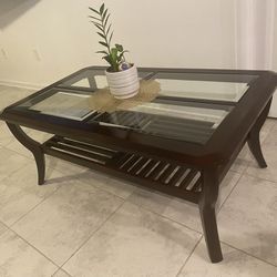 living room coffee table…. In good condition, only with a detail on the glass, see in the photo…. 55$