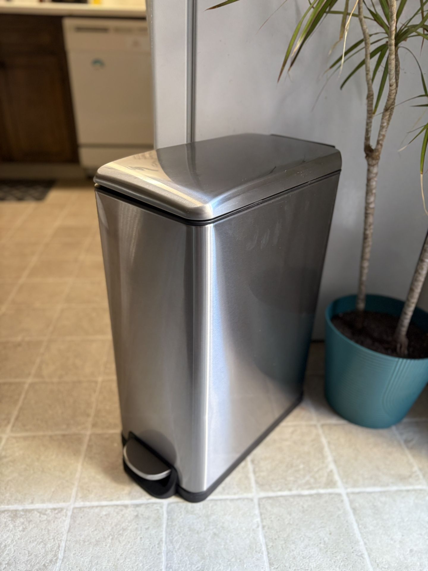 Brand New Kitchen Trash Can. 13 Gallon