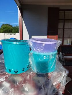 New Tupperware 3 piece canister  set $35.00 cash and Pick-up only Bilingual Hablo Español
