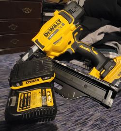DeWalt 20V XR Brushless Framing Nailer with Battery and Charger