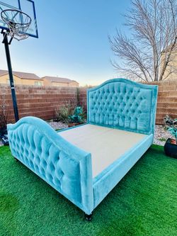 BEAUTIFUL CUSTOM UPHOLSTERED TUFTED CAL KING BED FRAME ( MADE-TO-ORDER BED) ( FREE DELIVERY 🚚 FIRST FLOOR -INSTALLATION NOT INCLUDED ) LIKE NEW 🥰 OR