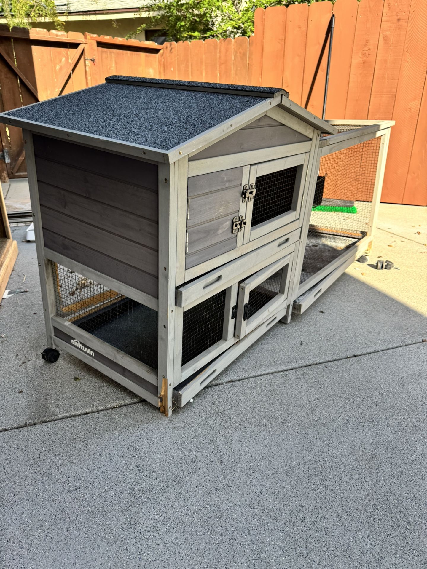 Bunny Hutch - Small Repair Needed- Not For Chickens