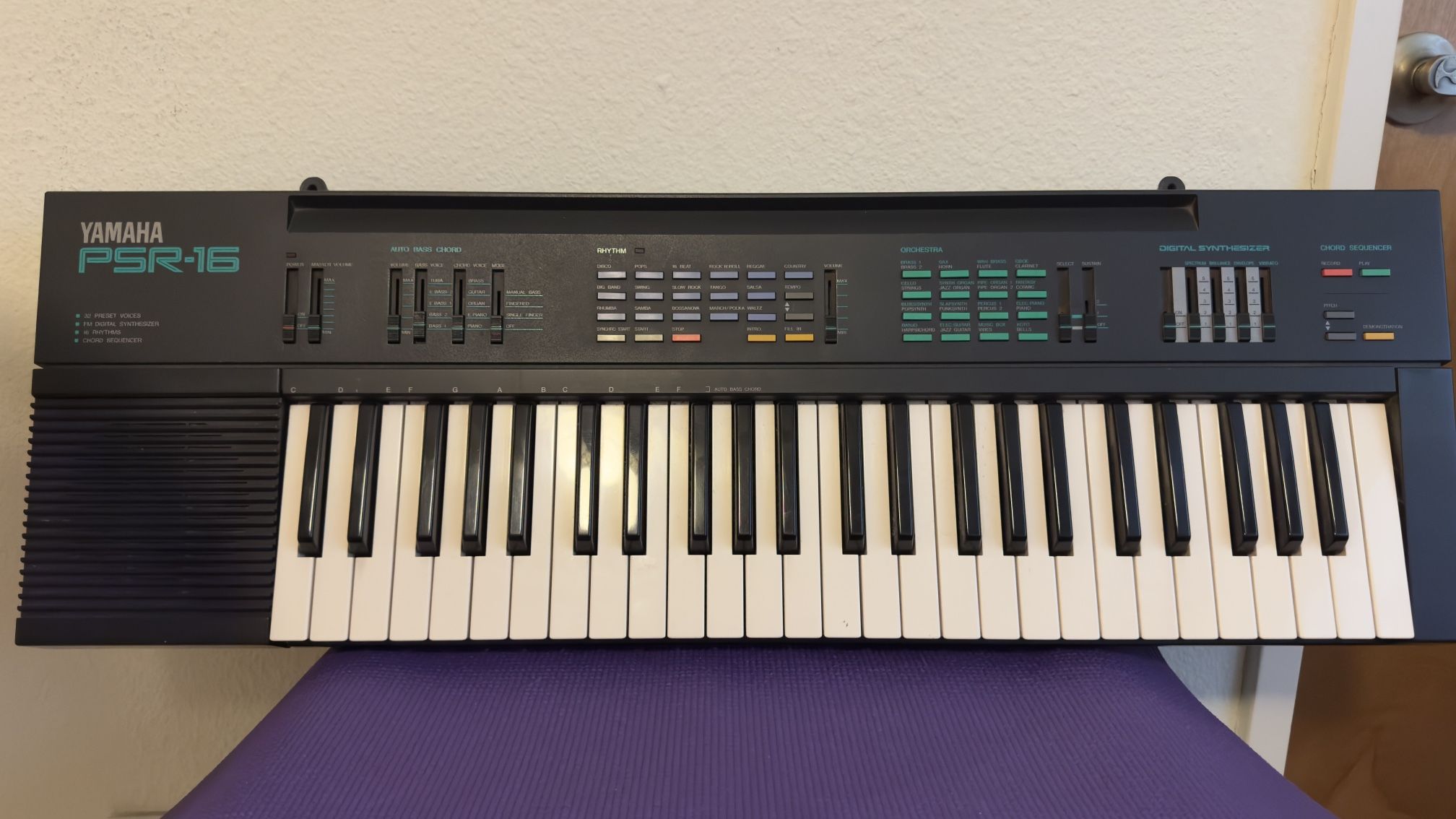 Yamaha PSR-16 Keyboard Synthesizer 49 Keys Music Production Speakers Deal