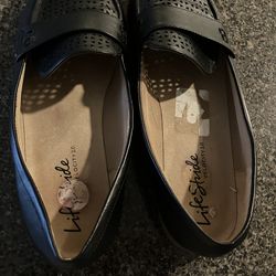 Women’s shoes size 11