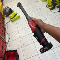 Milwaukee M12 Fuel Extended Ratchet With Battery 