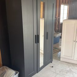 3-door wardrobe / armoire closet with mirror.