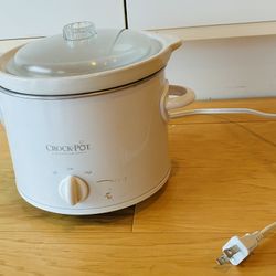 Crock Pot Slow Cooker, Model SCR 200, w/off/low/high Settings.