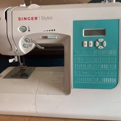 Singer Sewing Machine 