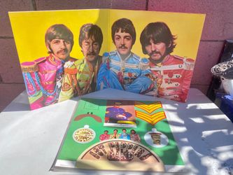 Vintage Vinyl : A Vintage Original 1970’s US Pressing of Beatles “ Sgt Pepper’s Lonely Hearts Club “ [ Includes Exclusive Original Cutout Inserts ]
