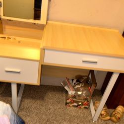Vanity Desk Like New 
