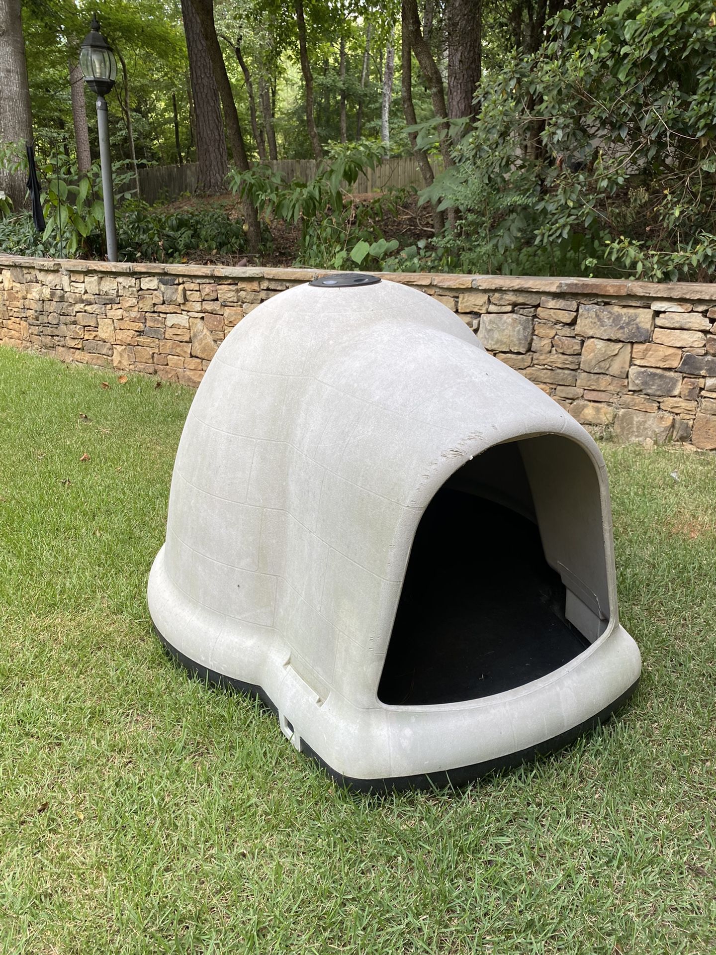 Dog gloo2 house. Excellent condition. 47”x39”x30”.