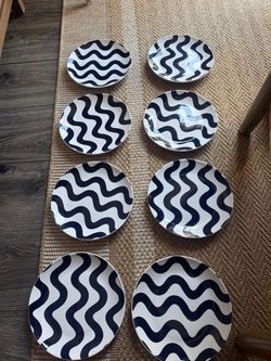 8 plates (size 8 1/2) NAVY and white