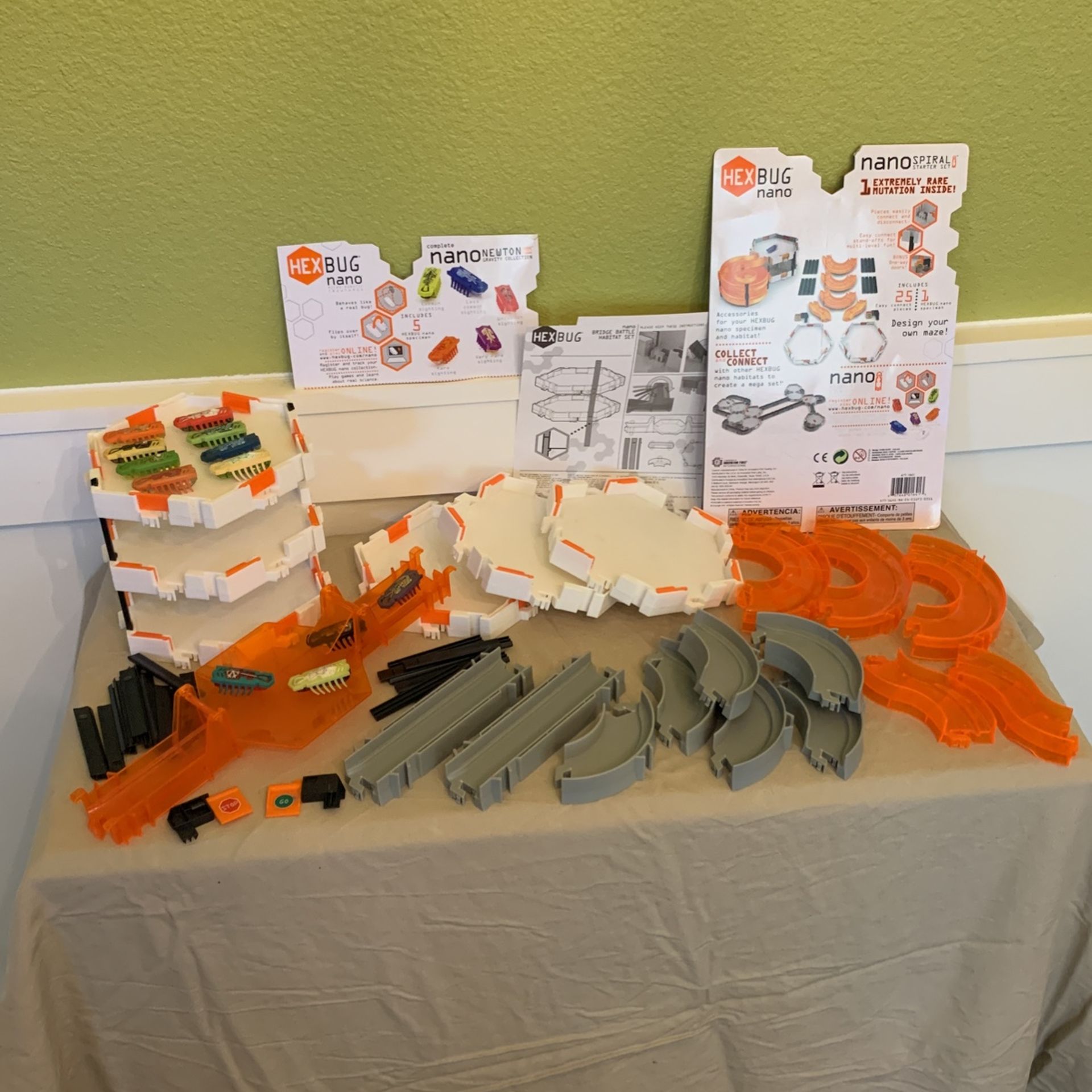 HEXBUG Nano Battle Bridge Habitat, Spiral, and Extra Bugs