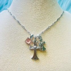 Collier Chrome Hearts argenté, double croix &rose bonbon