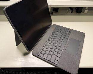 2020 iPad 12.9 in 1 TB + Logitech Combo Touch iPad Keyboard Case