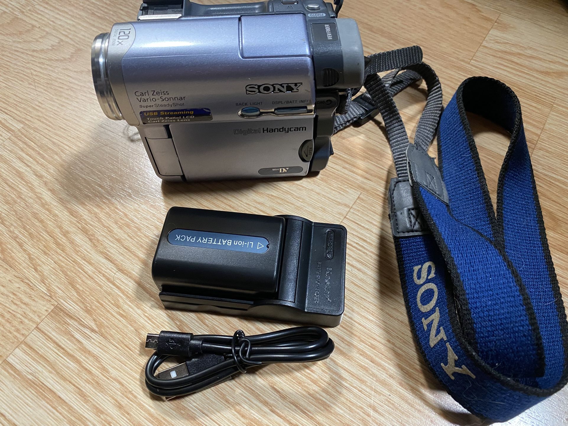 Sony DCR-TRV19 Mini DV digital camcorder Made In Japan