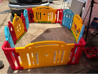 Dwinguler castle ll -baby play room playpen- rainbow color excellent condition