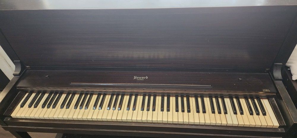 Upright PIANO