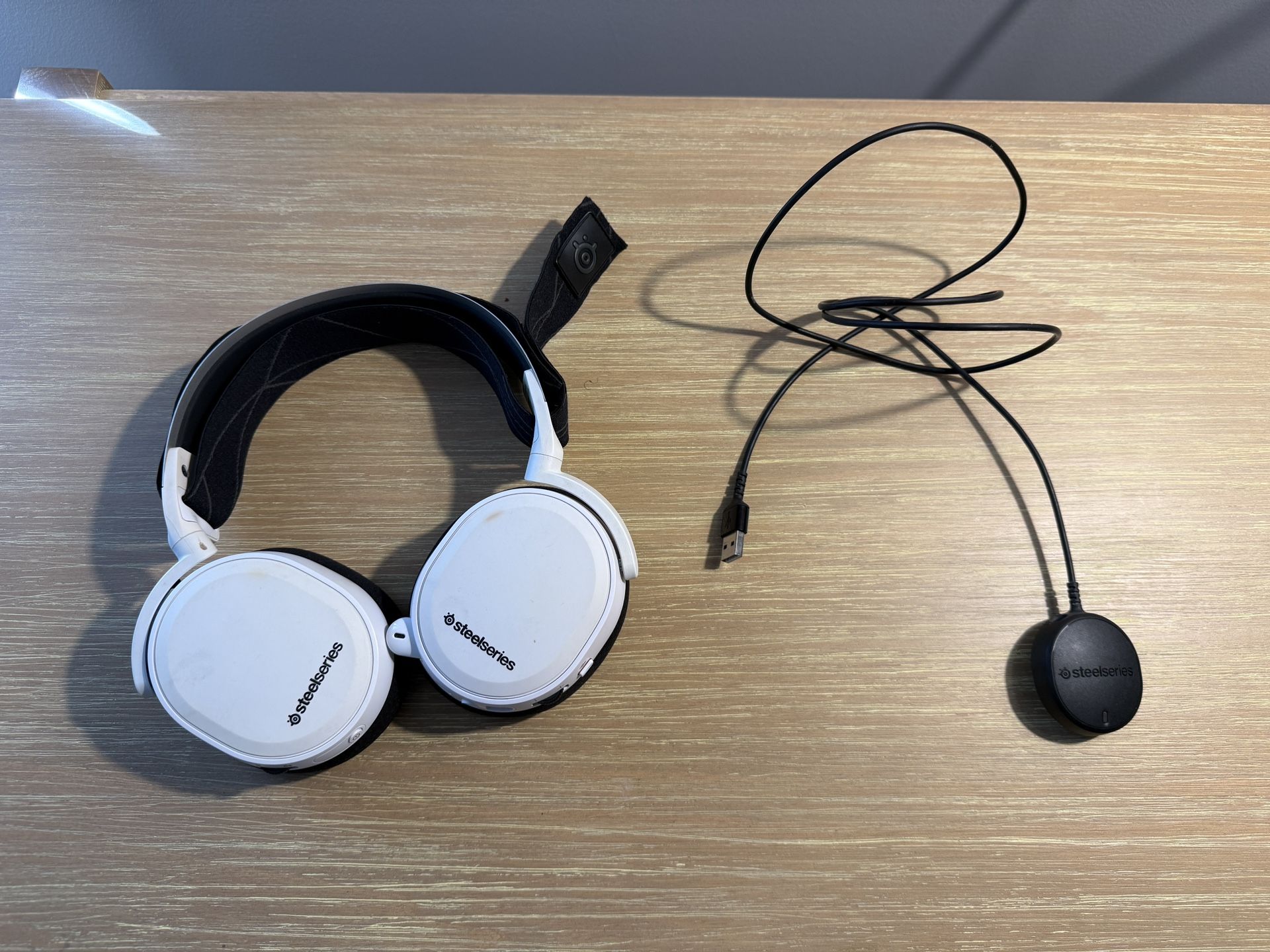 White Steelseries Arctis 7 With dongle