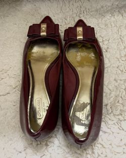 Coach Burgundy Patent Flats – Women’s Size 7 ❤️ Beautiful Coach patent leather flats in a rich burgundy color with an elegant bow detail. Pre-owned a