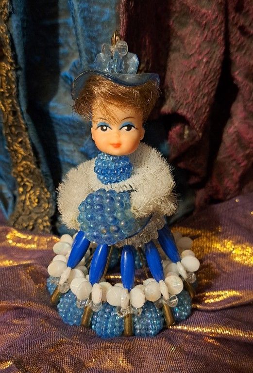 VINTAGE TRAMP ART LIDDLE KIDDLE DOLL HEAD BEADED SAFETY PIN DRESS FIGURINES