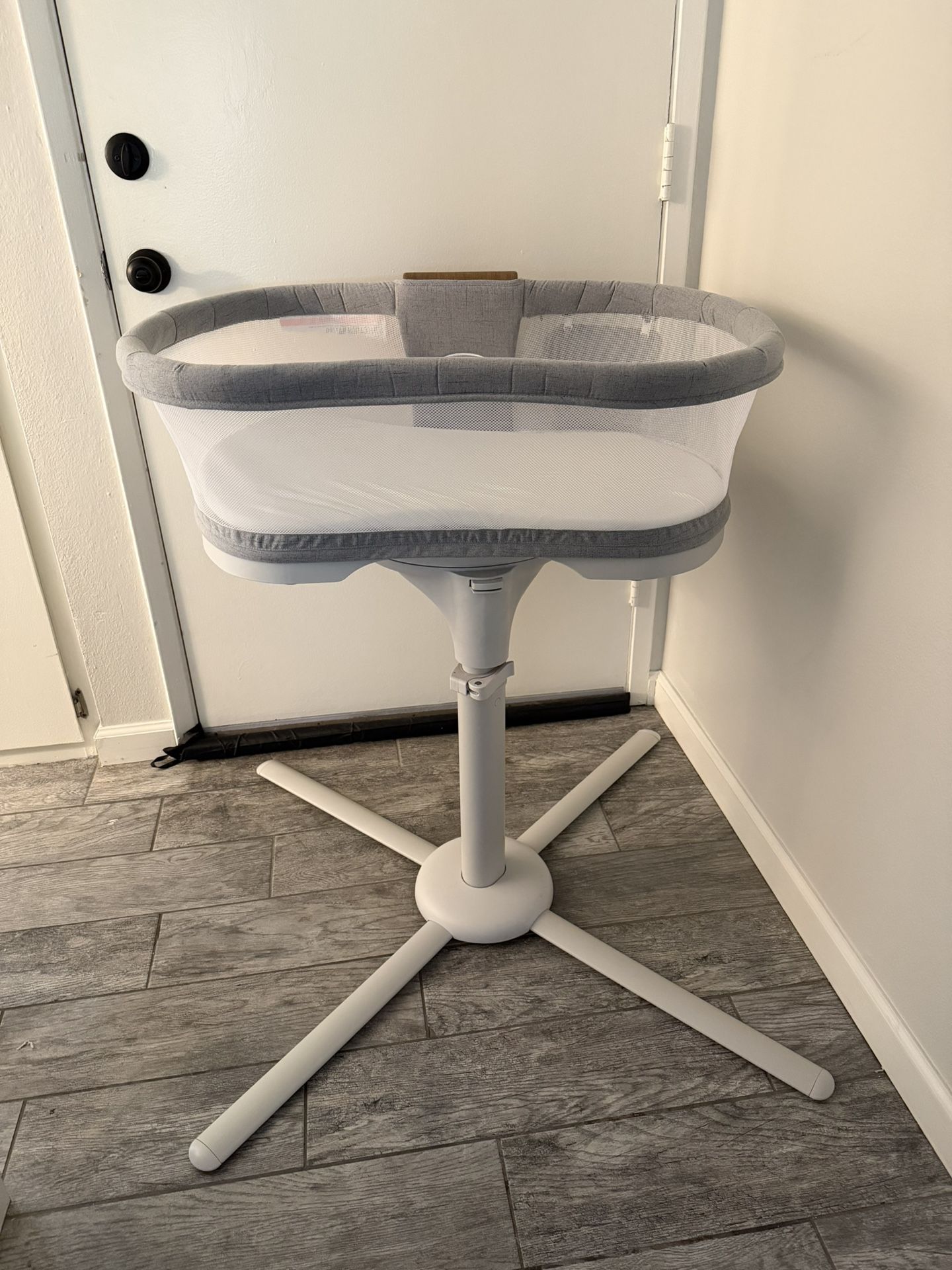 HALO BassiNest Luxe Swivel Sleeper