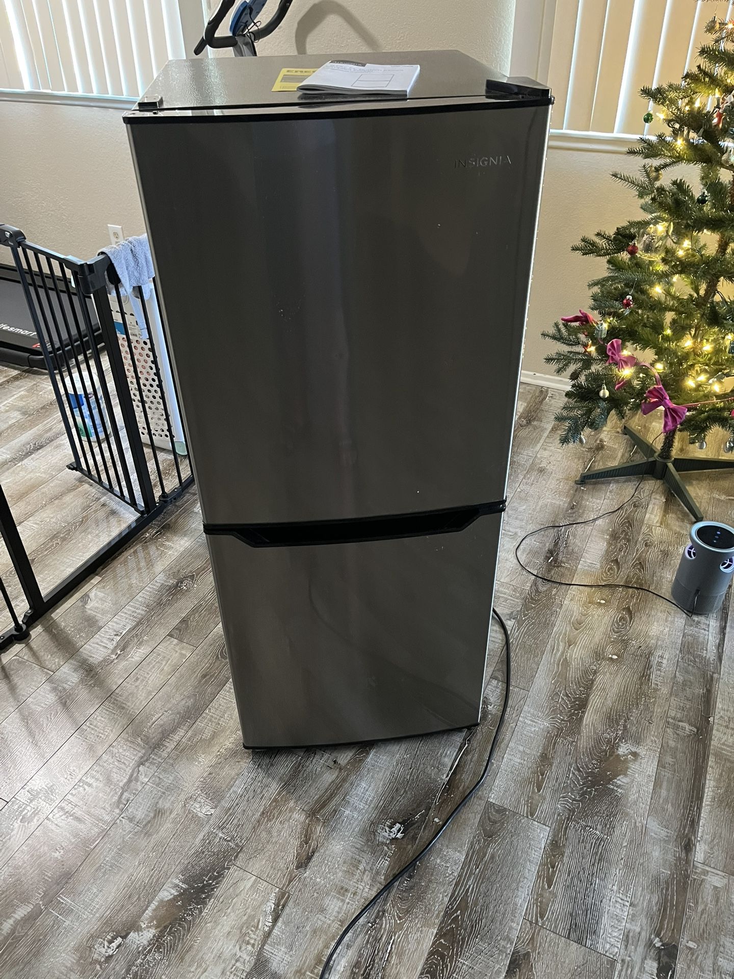 Insignia™ - 4.9 Cu. Ft. Mini Fridge with Bottom Freezer and ENERGY STAR Certification - Stainless Steel