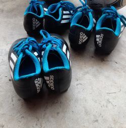 Kids soccer shoos