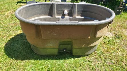 Rubbermaid 100 gallon tub for animal feeding