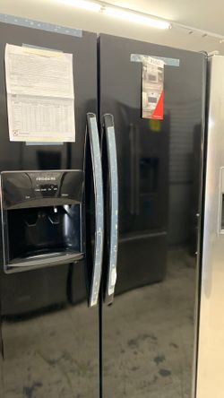 Frigidaire Side By Side in Glossy Black