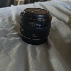 Canon EF 35mm f/2 IS USM lens