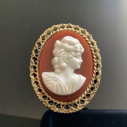Vintage Oval Gold Tone And Resin Lady Cameo Brooch