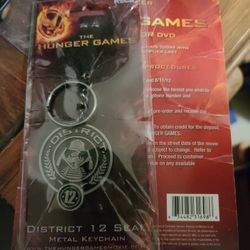The Hunger Games Keychain Metal District 12 NECA