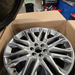 2021-2025 GMC Yukon Denali rim, 22x9 size and 6x5.5 bolt pattern, pin size ding in photo #2