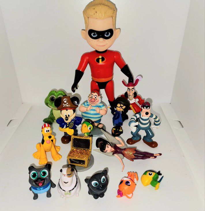 lot of Disney mini figures Incredibles, Captain Hook and other pirate figures 