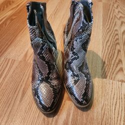 New Womens Size 7 Boots