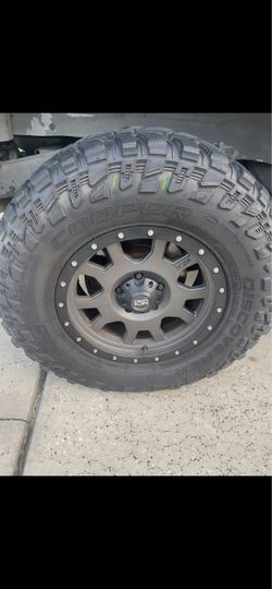Cooper Discoverer STT Pro 285/70R17 33” Mud Tires