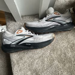 Brooks shoes men’s size 11