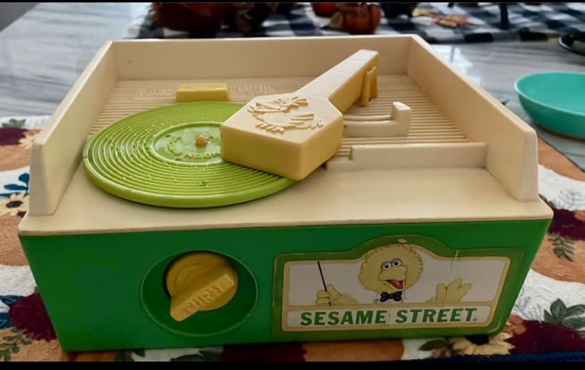 1984 VINTAGE FISHER PRICE SESAME STREET MUSIC BOX RECORD PLAYER TOY