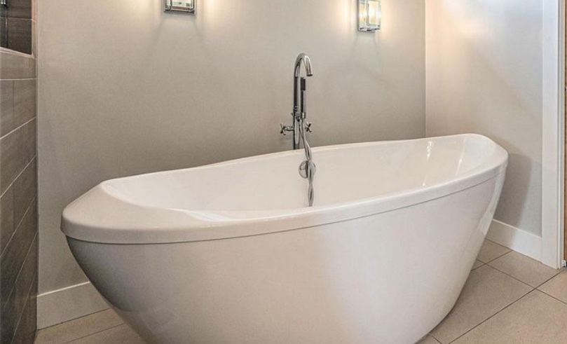 Large Free Standing Tub