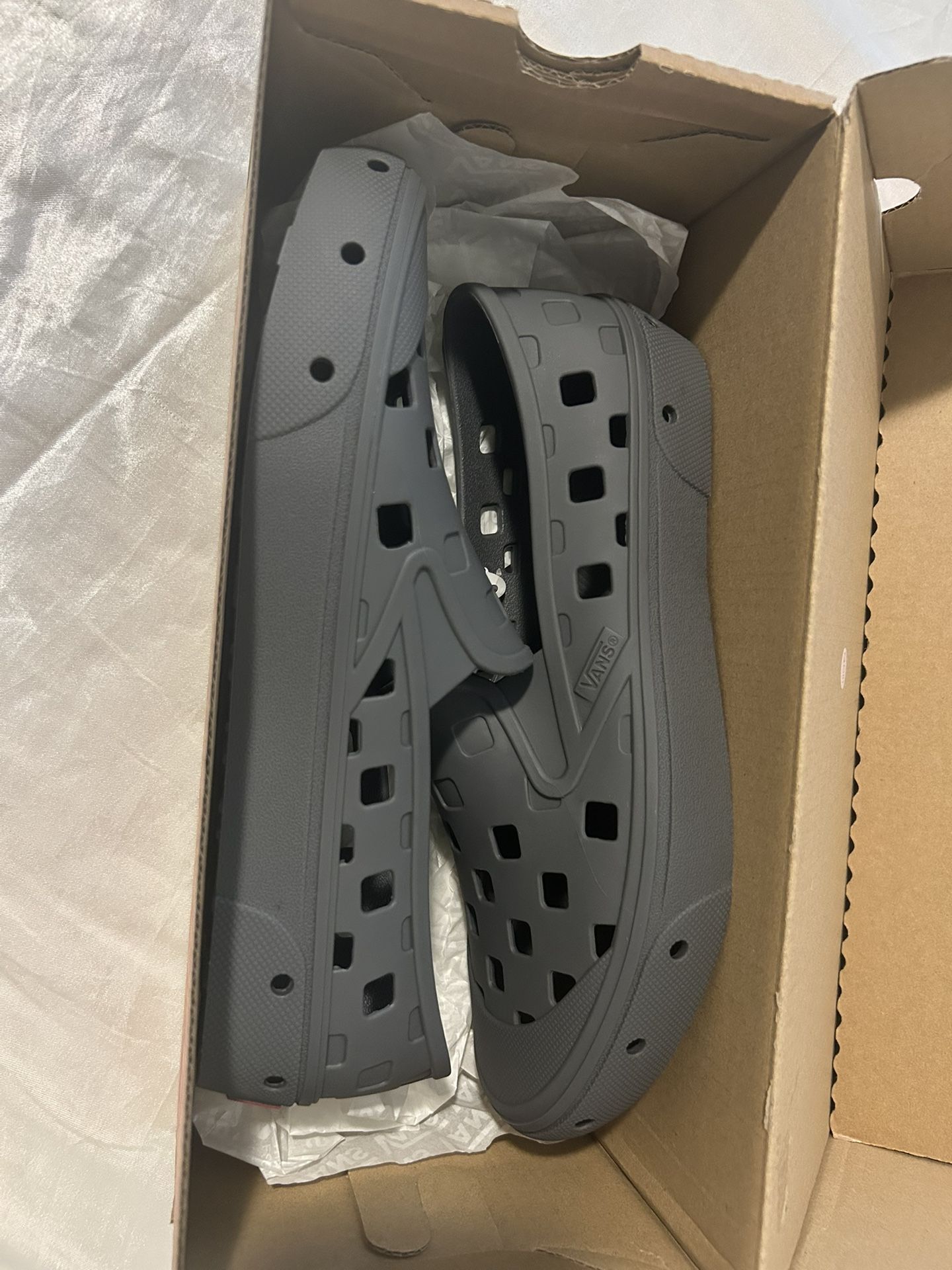 Van Slip On (women 7.5/men 6/Eur 38)