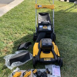 DEWALT LAWN MOWER 21” SELF PROPELLED 20V BATTERY INCLUDED 2 BATTERIES AND 2 CHARGERS BRAND NEW 
