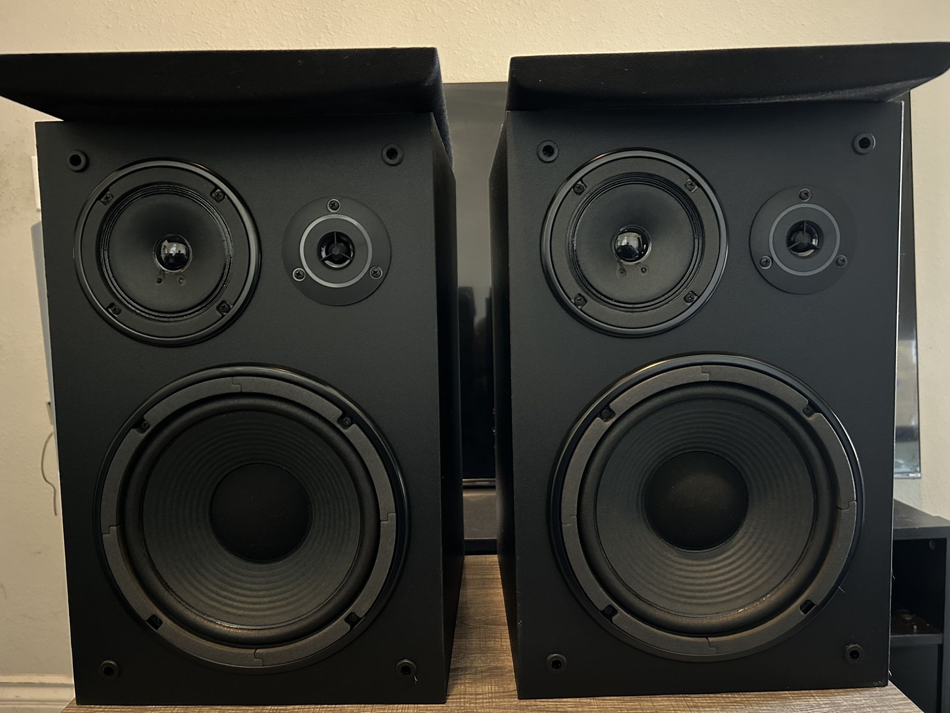 YAMAHA 3-WAY SPEAKERS